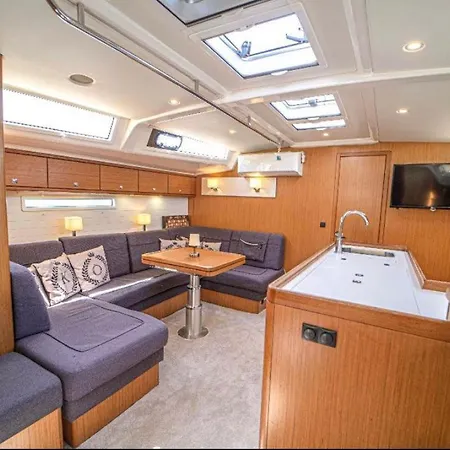 Hka Neta Yachting Botel *